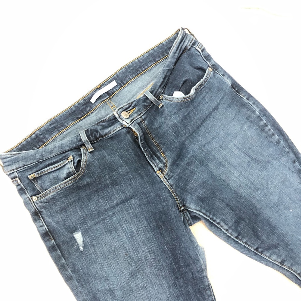 Dark-wash Levi’s jeans